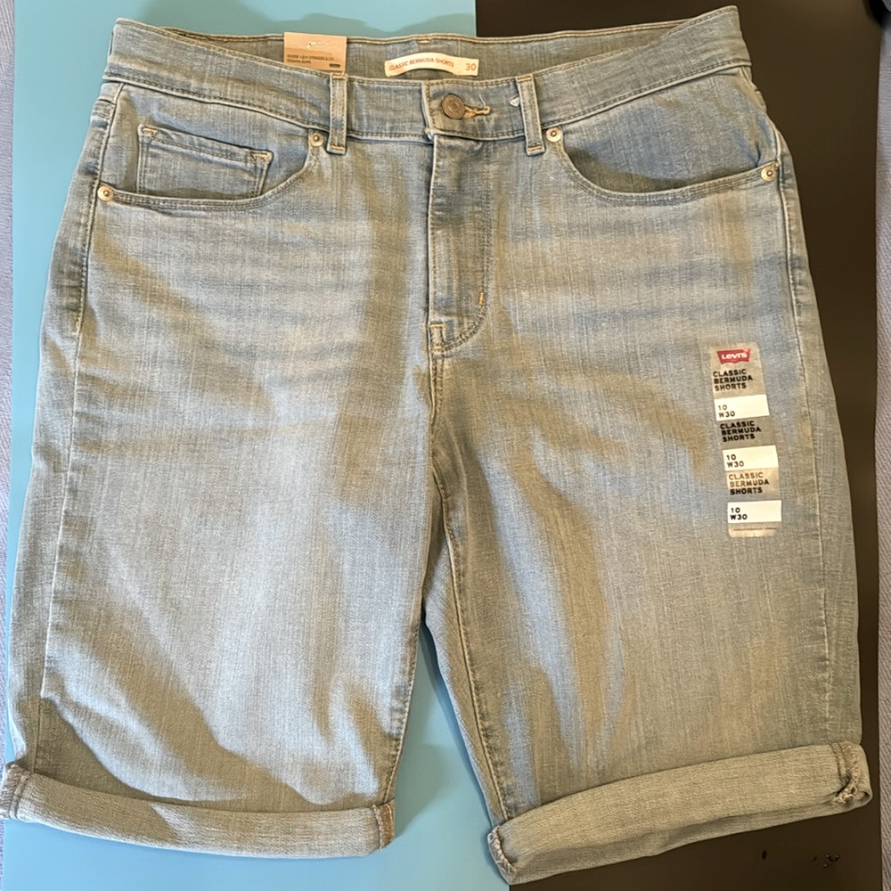 Women’s Levi’s Classic Bermuda Shorts Size 10 NWT